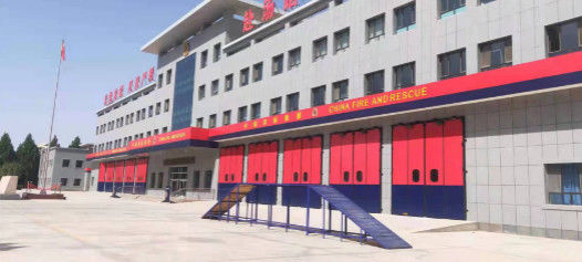Portes pliantes de caserne de pompiers de couleur rouge/bleu ISO 9001 Portes industrielles pliantes
