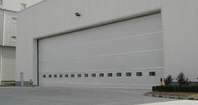 acheter Portes verticales en tissu industriel résistant, avec une hauteur maximale de 12 mètres et une résistance au vent jusqu'à 120 km/h, idéales pour les entrepôts online manufacture