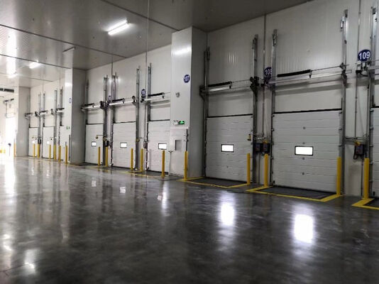 acheter Portes sectionnelles industrielles offrant des finitions de surface grain de bois, écorce d'orange, lisses et panneau de protection des doigts pour le fonctionnement online manufacture