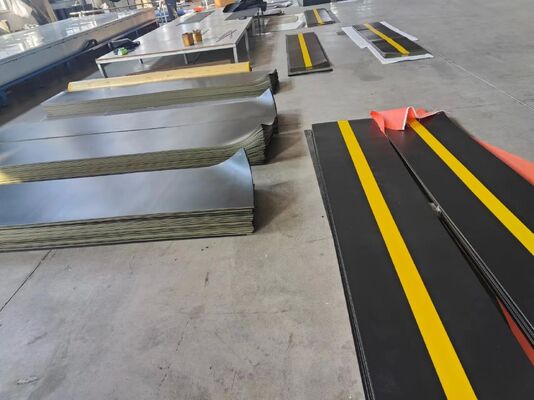 acheter Portes sectionnelles industrielles motorisées intégrant une maintenance résistante à la corrosion et un panneau de protection anti-pince-doigts conçues pour l'industrie online manufacture