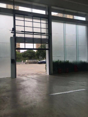 Portes sectionnelles industrielles en aluminium transparent pour salles d'exposition de protection incendie