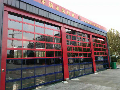 Portes sectionnelles industrielles en aluminium transparent pour salles d'exposition de protection incendie