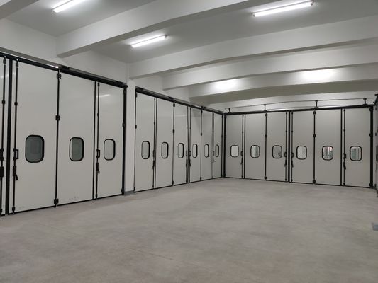 Portes pliantes grises sur mesure sans moteur avec charnières en fonte