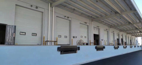 Portes sectionnelles industrielles en acier galvanisé mousse de polyuréthane intérieure résistante au vent