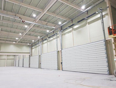 Entrepôt Porte sectionnelle industrielle Porte sectionnelle en acier commercial automatique
