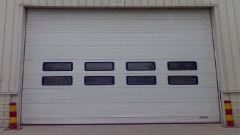 Garage industriel rapide Porte sectionnelle isolée 40 mm Panneau en acier ISO 9001 / CE