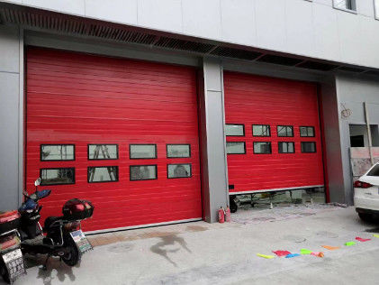 Portes de garage sectionnelles avec système d'équilibrage de ressort pour un fonctionnement manuel facile