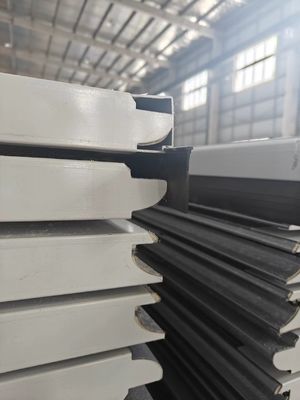 Portes de garage sectionnelles avec bandes d'étanchéité EPDM de tous les côtés pour une bonne étanchéité