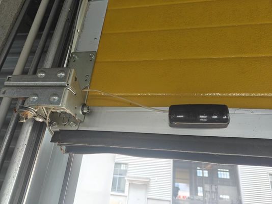 Portes de garage sectionnelles avec dispositif de sécurité pour la détection d'obstacles