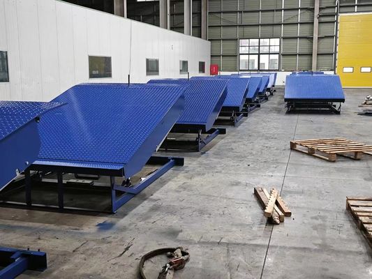 Nivelateur hydraulique automatique de quai à puits avec tailles et capacité de chargement personnalisées pour les quais de chargement d'entrepôt