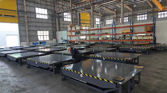 Équilibreur de quai de chargement hydraulique automatique fixe stationnaire pour les quais de chargement des entrepôts logistiques