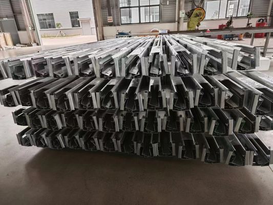 Logistique d'entrepôt Ascenseur vertical Porte sectionnelle en acier galvanisé à chaud 40 mm