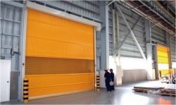 Porte à grande vitesse à roulement rapide pour stockage à froid isolée et résistante au vent