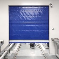 Porte isolée à grande vitesse pour congélateurs et chambres froides fiable et durable