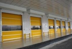 Porte isolée à grande vitesse pour congélateurs et chambres froides fiable et durable