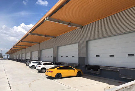 Porte de garage sectionnelle automatique sécurisée isolée pour les installations industrielles de taille personnalisée