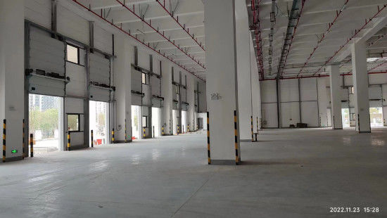 Porte de garage sectionnelle automatique sécurisée isolée pour les installations industrielles de taille personnalisée