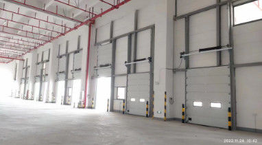 Porte de garage sectionnelle automatique sécurisée isolée pour les installations industrielles de taille personnalisée