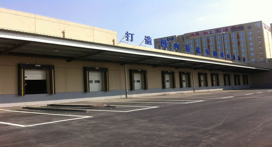 Porte de garage sectionnelle automatique pour installations industrielles isolée sécurisée