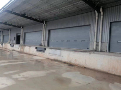 Porte sectionnelle industrielle personnalisable résistante aux intempéries