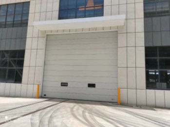 Porte de garage sectionnelle isolée pour stockage à froid Options de télécommande