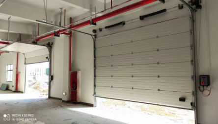 Porte sectionnelle à haute sécurité pour utilisation industrielle