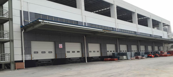 Porte de garage sectionnelle lourde pour entrepôts d'usine fiable efficace