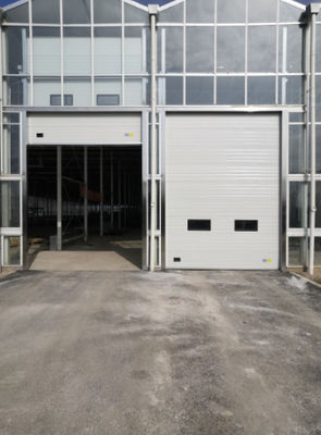 Porte sectionnelle hauteur personnalisable pour entrepôts Économie d'énergie Durable