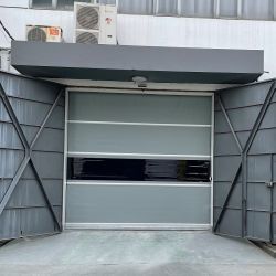 Portes à grande vitesse en PVC Performance fiable pour les entrepôts occupés avec ouverture automatique