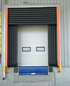 Charge dynamique 6800kg/ Charge statique 13600kg Niveleurs de quai de chargement avec motif antiadhésif Plaque d'acier de Baosteel