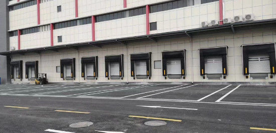 Portes isolées sectionnelles pour entrepôt industriel