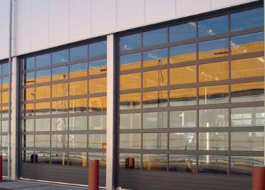 Portes sectionnelles industrielles en aluminium transparent pour salles d'exposition de protection incendie