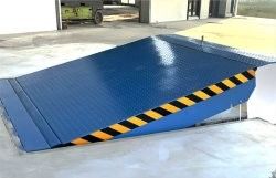 La logistique à froid sans effort intègre nos niveleurs hydrauliques avancés, offrant différentes tailles et un système hydraulique intelligent pour un chargement efficace et sécurisé dans les chambres froides.
